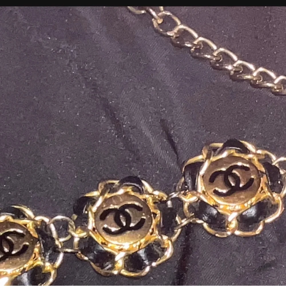 Rare CHANEL Gold Camellia Flowers Logo CC Chain Belt Leather Belt Necklace S M - Picture 4 of 8
